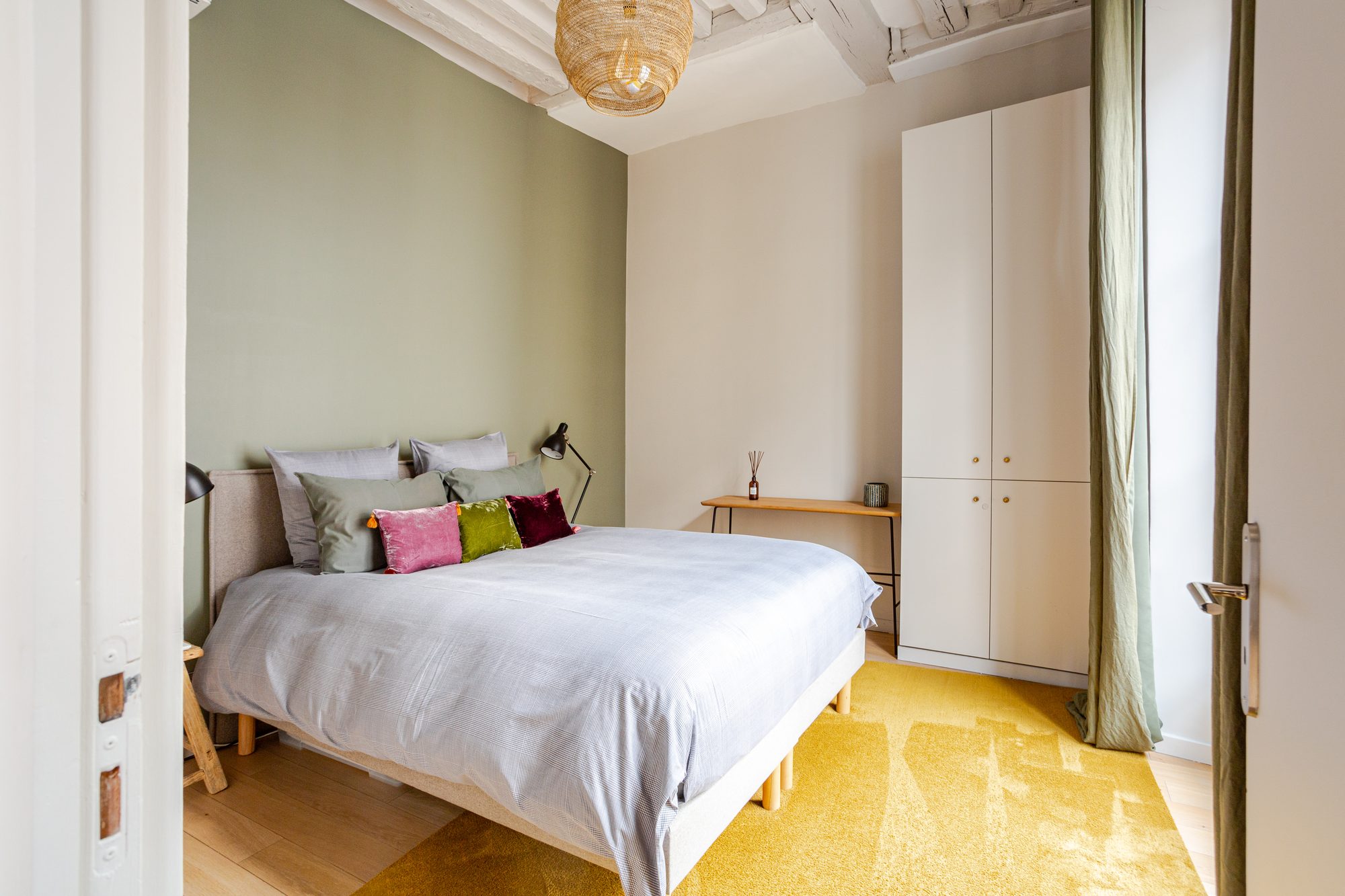 The street-view bedroom in sage green